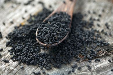 Huile de nigelle : l’or noir du bien-être naturel